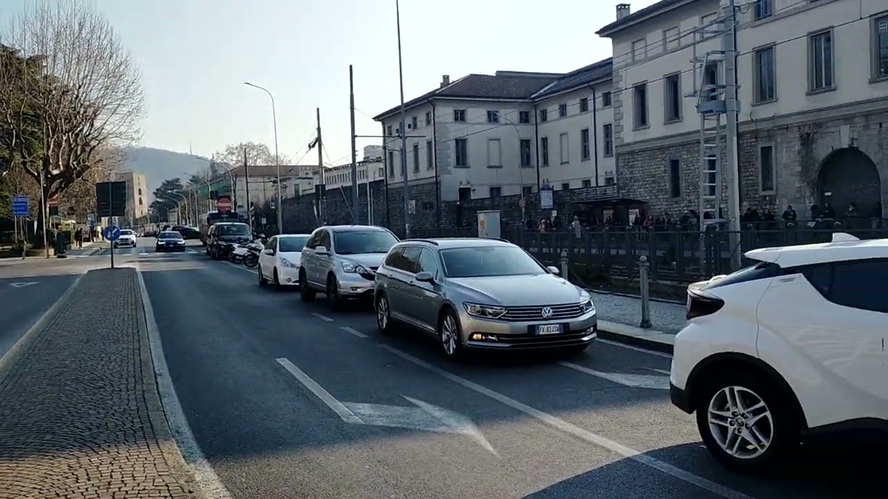 LA PRESA DIRETTA DI CIAOCOMO AL PASSAGGIO A LIVELLO DI PIAZZA DEL POPOLO: DUE TRENI, FERMI 7 MINUTI