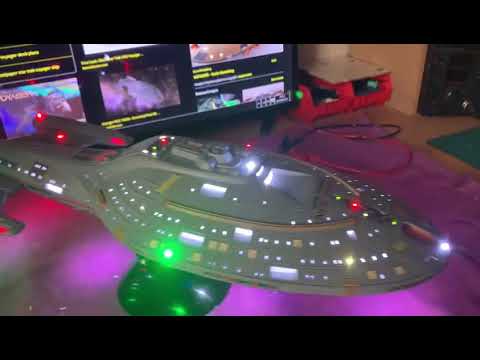 Star Trek  1/670 USS VOYAGER NCC-74656 MODEL KIT