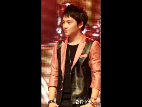 110920 yellow concert - brushing by Rickya.com