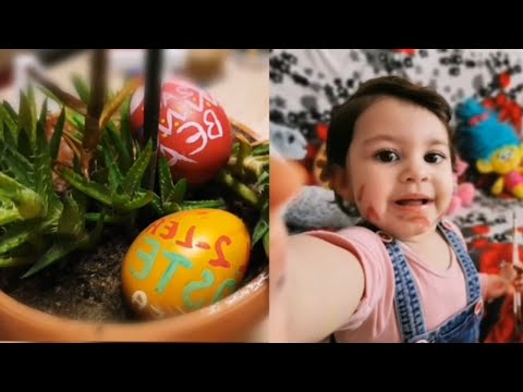 Vopsesc ouale de Paste alaturi de mama si tata