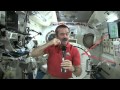 Chris Hadfield Brushes his Teeth in Space Как чистят ...