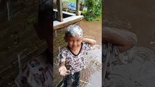 Download lagu ayo mandi biar wangi mp3