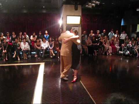  Fabian Peralta  and  Virginia Pandolfi  are  dancing  to  the  tango  "  Tu Corazon  "