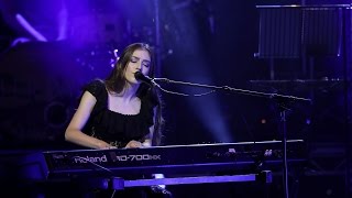 Birdy&#39;s &#39;Keeping Your Head Up&#39; – The Magic of Christmas