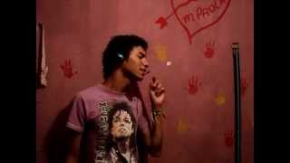 el hombre en el espejo