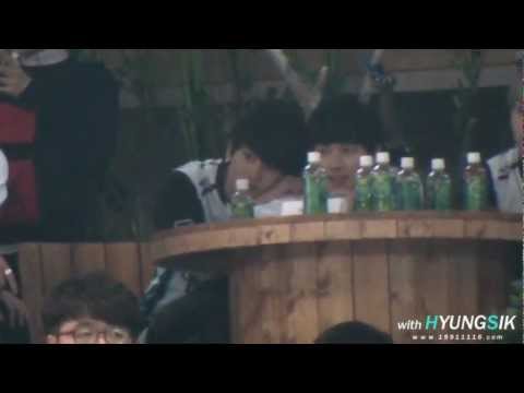 121103 ZE:A Hyungsik & Siwan 배구경기 관람중인 형식&시완