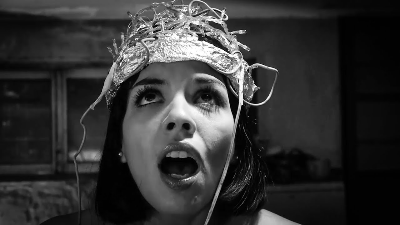 MÓNICA EN TRANCE - Trailer