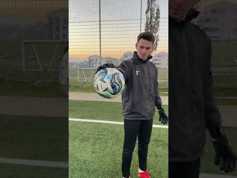 ⚽️ Zašto golmani LIŽU svoje rukavice? 🧤😳