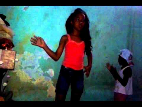 Larissa e luana dancando confident de justin biebe