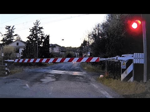 Passaggio a livello entrando in Strevi (AL) treno in transito # railroad crossing # bahnübergang