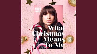 Kadr z teledysku What Christmas Means To Me tekst piosenki Viki Gabor