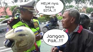 Download lagu Razia Kendaraan - Polisi Malah Sita Helm Bapak Tua Pengendara Motor ini mp3 Download lagu Razia Kendaraan - Polisi Malah Sita Helm Bapak Tua Pengendara Motor ini mp3