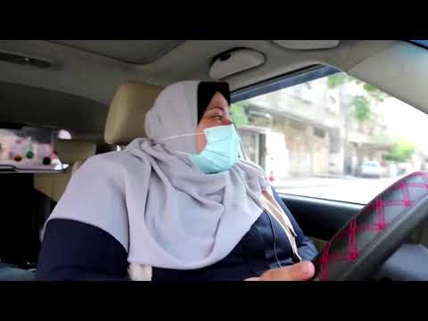 彼女はガザ初の女性タクシー運転手です。 (She is Gaza's first woman taxi driver)