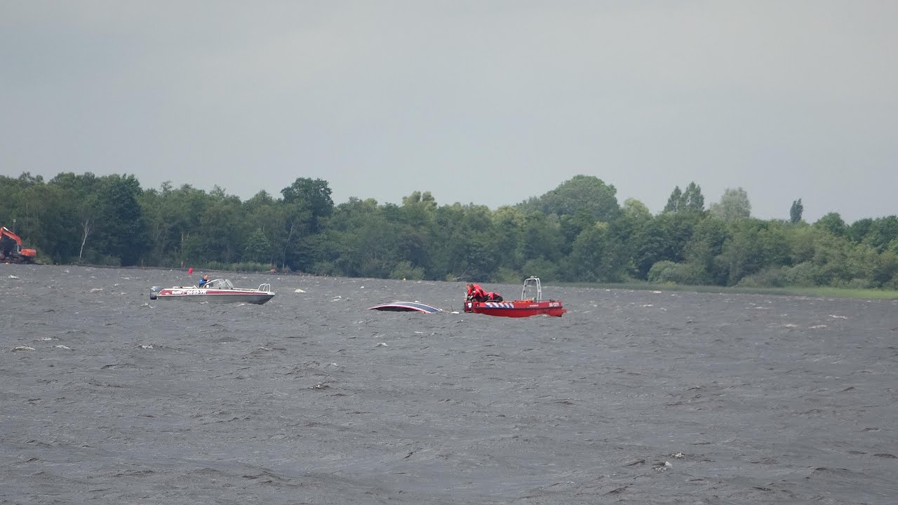 Zeilboot omgeslagen Wanneperveen (Video)