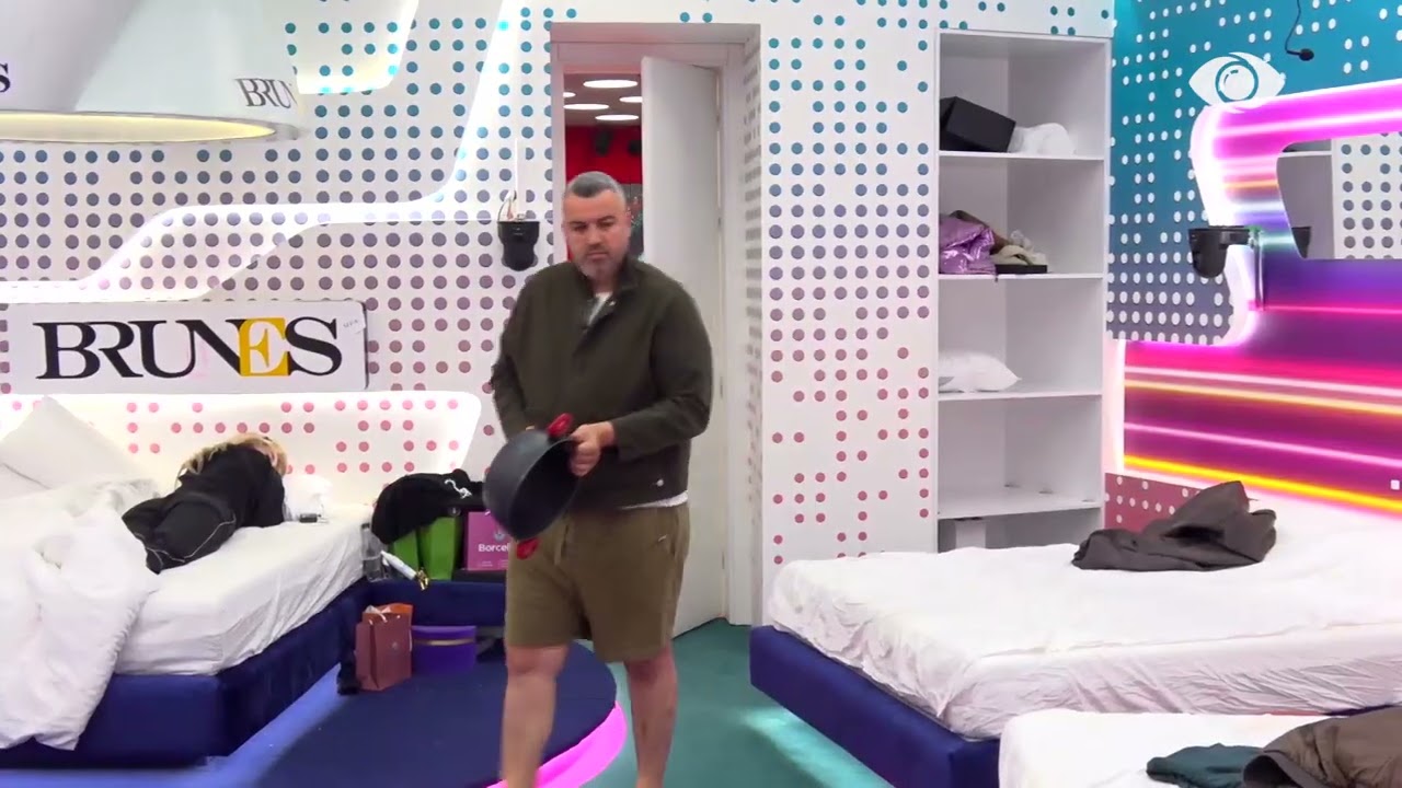 Rogerti tenton të zgjojë banorët duke i rënë tenxheres