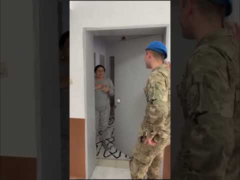 askerden annesine ağlatan sürpriz böyle olur#beniöneçıkar #beniöneçıkart#asker#keşfetteyiz #kesfet 😭