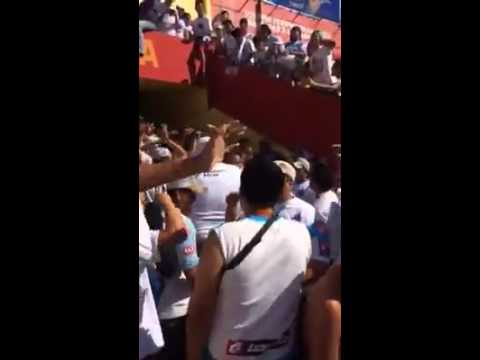 "Ultra Blanca Muchachos traigan vino Juega Alianza" Barra: La Ultra Blanca y Barra Brava 96 &bull; Club: Alianza