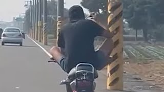 高手在民間！邊騎車邊吃泡麵