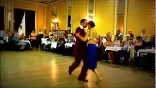 Ernesto Candal y Anabela Brogioli bailan Buscandote y Pensalo bien junto al Sexteto Milonguero.