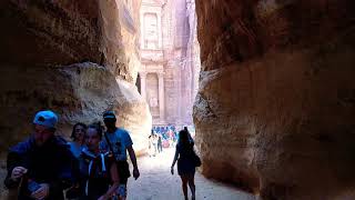 preview picture of video 'Walking through the canyon of Petra part4'