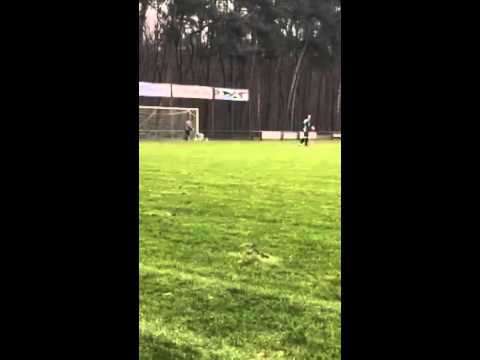 Terreinknecht trekt lijnen recht tijdens wedstrijd...