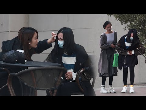 看到女生因痛經蹲在路邊，有小姐姐毫不猶豫將她背起