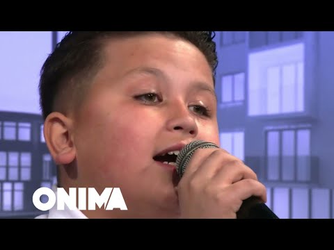 A keni ndegjuar femije duke kenduar ilahi me mire- Ensari 11 vjeqar me zerin kristal ju rrenqeth