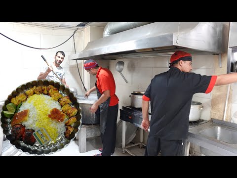 A comida iraniana mais popular \ Restaurante Joojeh kebab com açafrão Tahchin