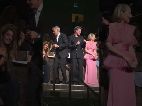 Брэд Питт и Джордж Клуни танцуют под Smooth Operator группы Sade во время оваций после смотра