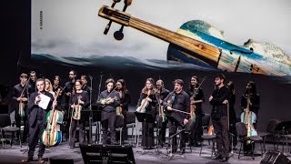 Piovani , Boni e l'Orchestra del Mare insieme sul palco, gli strumenti musicali costruiti con il ...