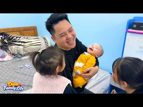 Baby Banh Bao grinned widely when his dad played tricks on him