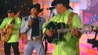 Bronco llorando bajo la lluvia. 😢😢😒