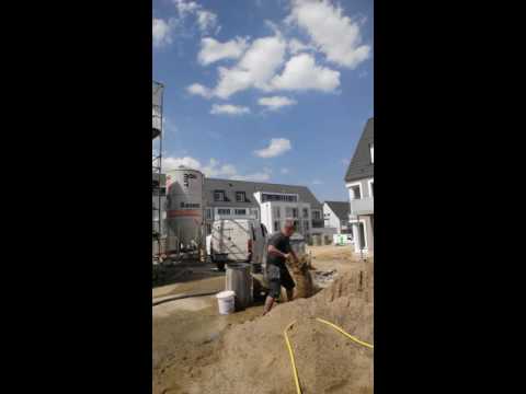 Verrückter estrichleger an der estrichpumpe