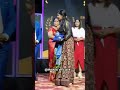 விருது வாங்கி தன் தம்பியோடு மகிழ்வுட