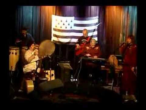 Trouz Bras perform "Spered Hollvedel"