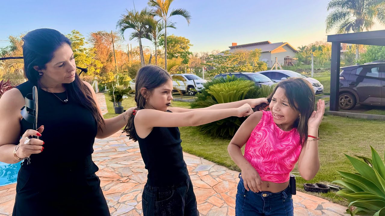 As valentonas empurraram a Bia em uma pedra e a Biah teve que pedir desculpa para ela