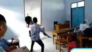 Download lagu Vidio lucu Anak sekolah viral Barongan dengan papan tulis mp3 Download lagu Vidio lucu Anak sekolah viral Barongan dengan papan tulis mp3