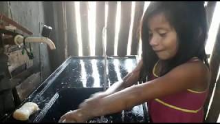 Pahep Maxakali ensina a lavar as maos