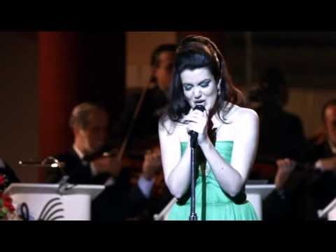 Maysa (Larissa Maciel) canta "Hino ao Amor" - Quando Fala o Coração.