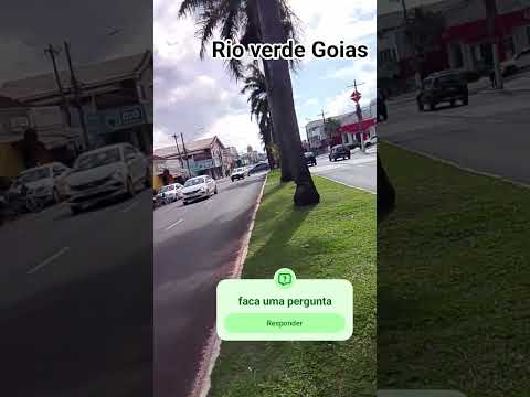 olhando o movimento dos veículos na rodovia de rio verde Goias
