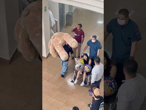 Santa Fe Klan saliendo del hospital con su novia Camila Zamorano… #santafeklan