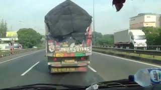 Download lagu Truck cabe kejar waktu ,hampir menabrak mobil. Stut jack mp3