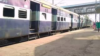 preview picture of video 'sihora road Railway Station platfrom 2.,Hazrat Nizamuddin super Fast Express sihora To Jabalpur'