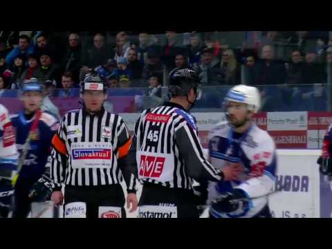 Jako v ringu. Rozhodčí poslal hráče k zemi