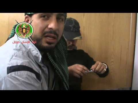 أحد مقاتلي لواء فرسان حوران مصاباً في أحد المشافي الميدانية برفقة أبو أكرم الحوراني