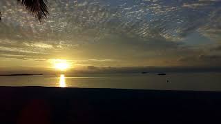 [問卦] 第一次看到馬爾地夫的夕陽海灘有多震撼？