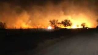 preview picture of video 'PERRY OKLAHOMA - Grass Fire Burns Out of Control'