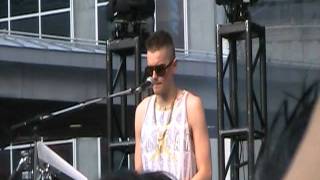 Diamond Rings- Show Me Your Stuff (live)