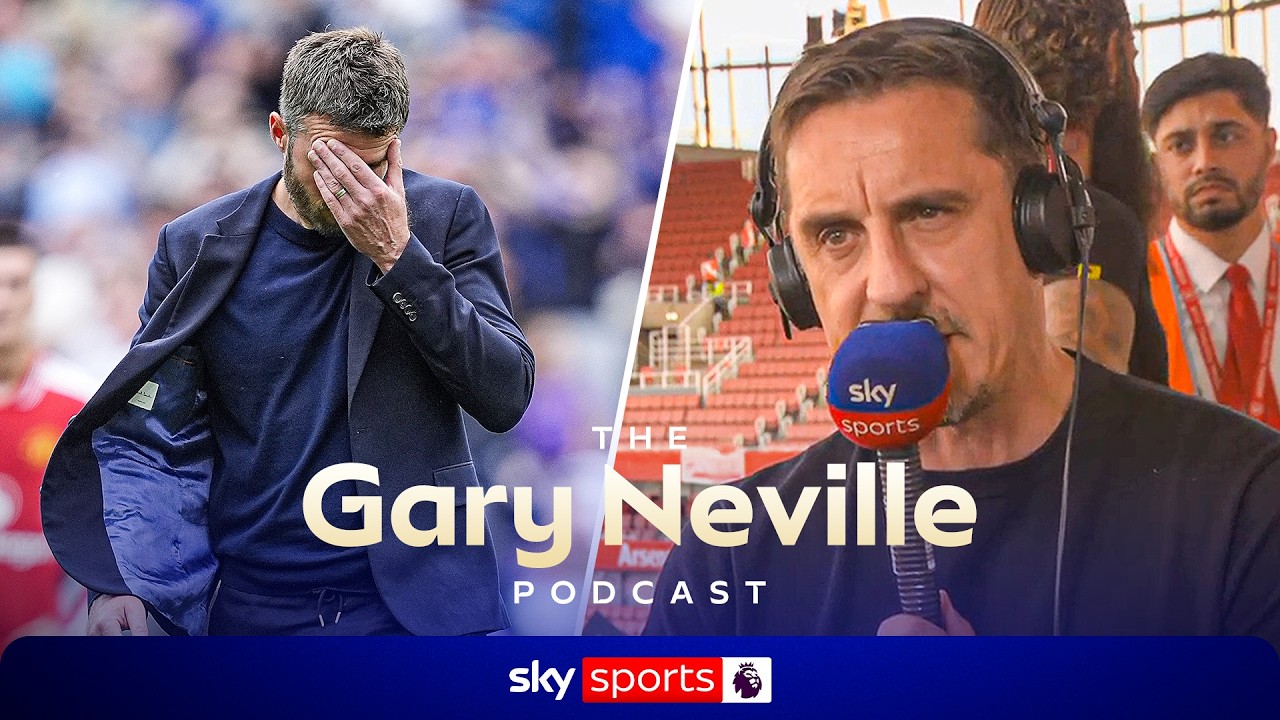 "Carrick can't be changing the back four like that!" | Gary Neville Podcast 🎙️
