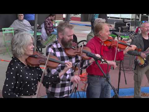 Dalakopa Family - Irsk vals og Sulhusgubben  (street concert in Decorah)